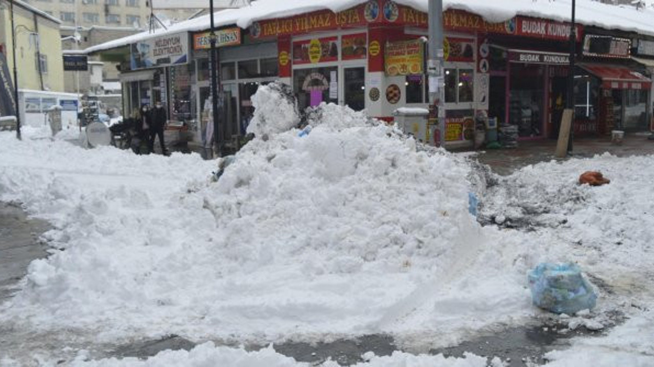 Doğu Anadolu'da 1344 köy yolu kardan kapandı. Ekipler seferber oldu
