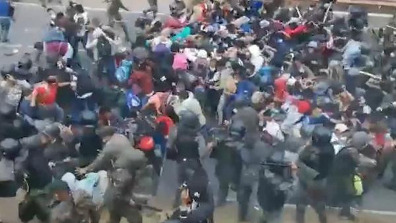 Biber gazlı ve coplu saldırı. Guatemala ordusu binlerce göçmeni evire çevire dövdü