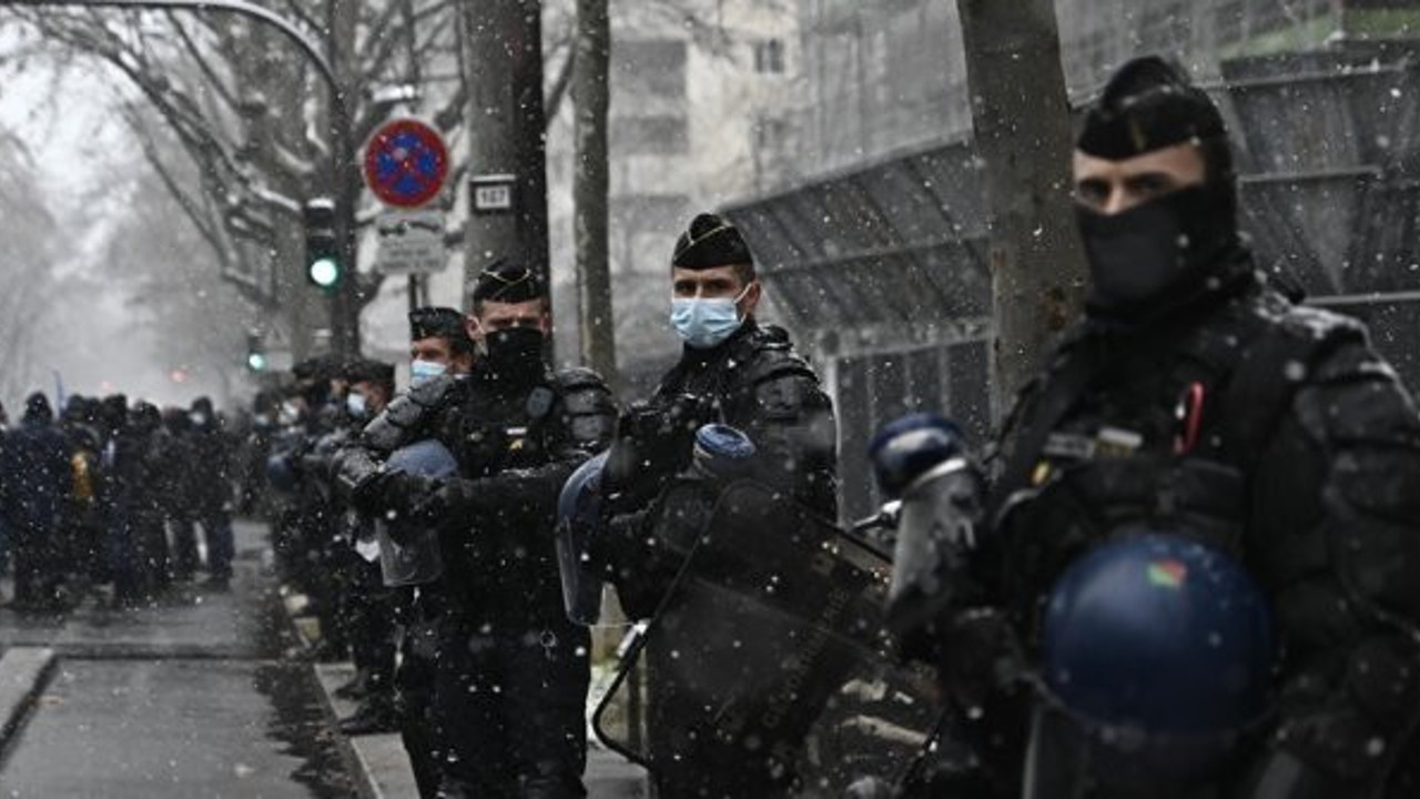Fransa polisinden hamile kadına şiddet