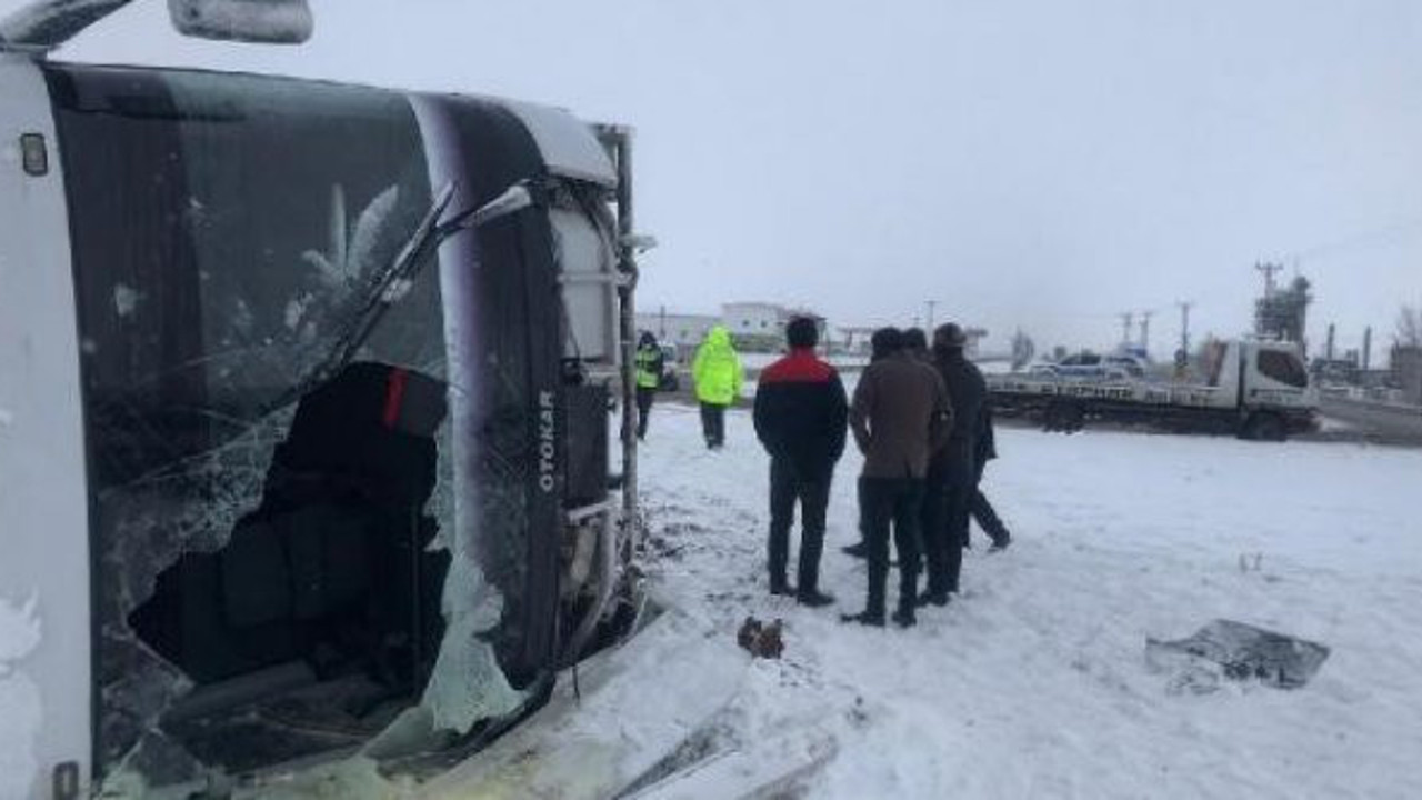 Diyarbakır'da işçi servisi devrildi