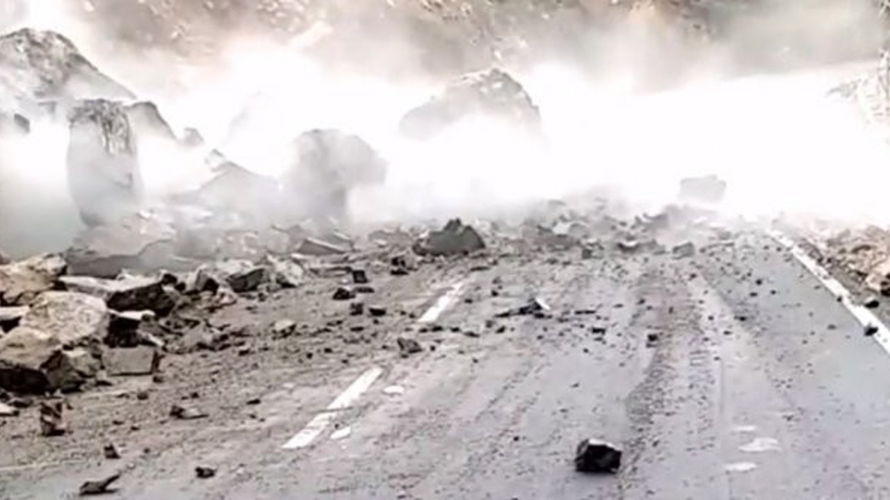 Heyelan yol kapattı