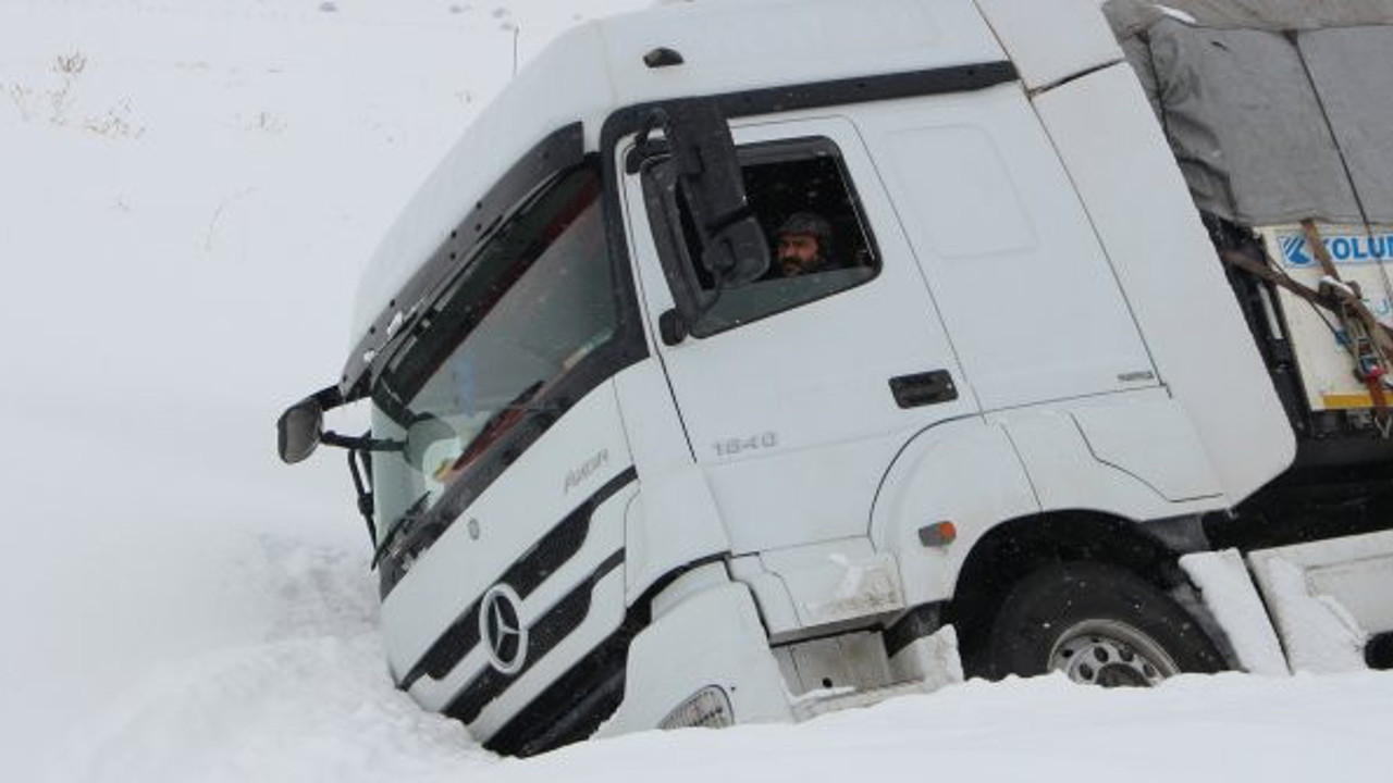 Kara saplanan TIR güçlükle çıkartıldı