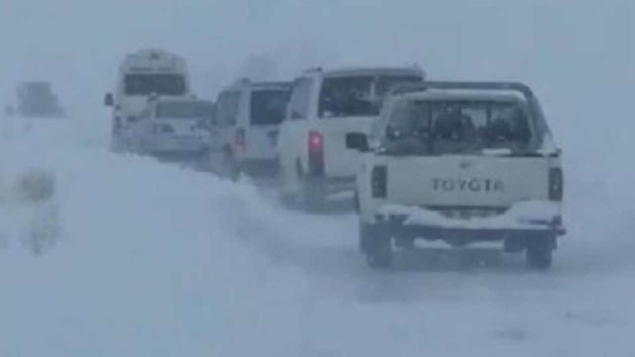 Hakkari'de cenaze konvoyu karda mahsur kaldı