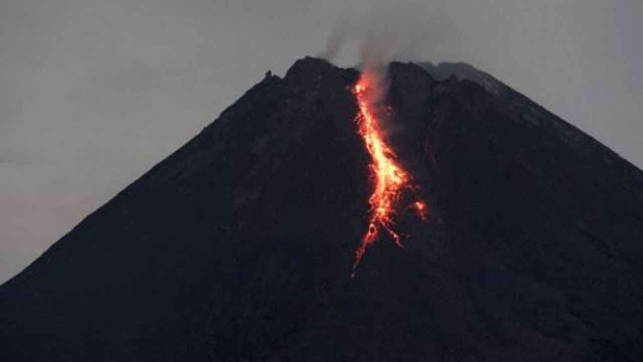 Sinabung Yanardağı'nda patlama dakikalarca sürdü