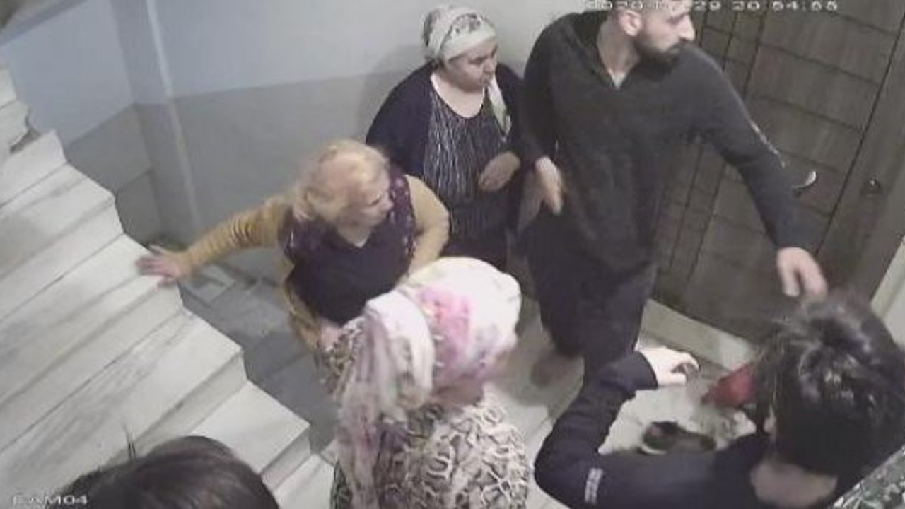 Esenyurt'ta tekmeler tokatlar havada uçuştu. Saç saça başbaşa birbirlerine girdiler