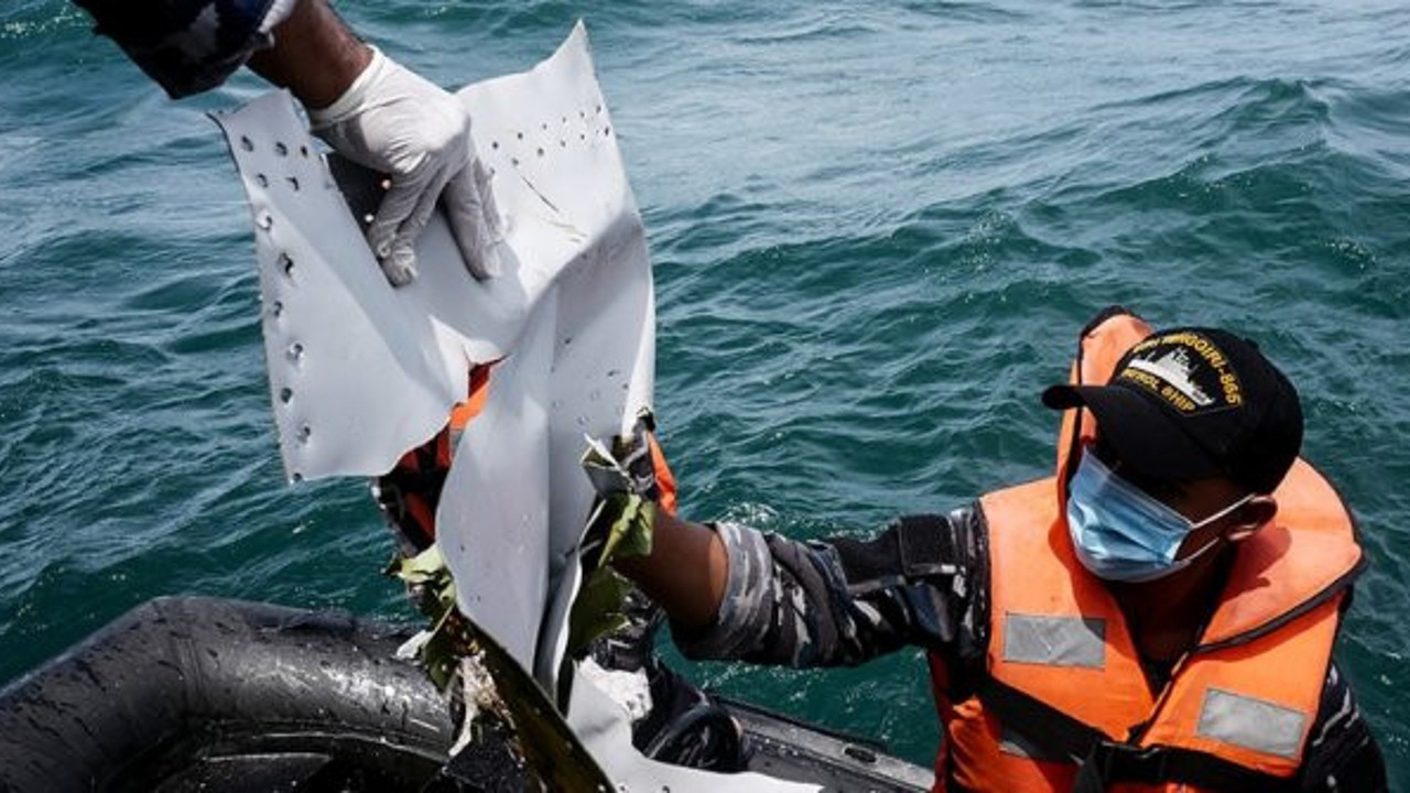 Endonezya’da düşen yolcu uçağını arama çalışmaları sona erdi