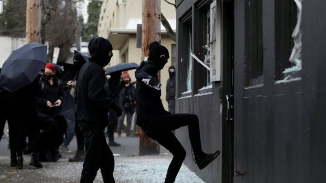 ABD'de gerginlik bitmiyor Demokrat Parti ofisine saldırdılar