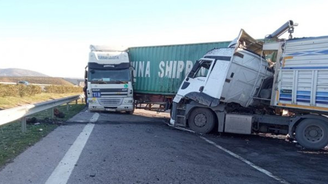 2 TIR birbirine girdi otoyol ulaşıma kapandı