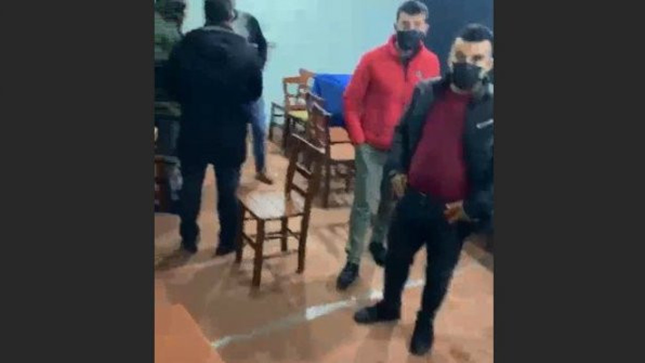 Polis baskınından masa altına girerek saklandılar