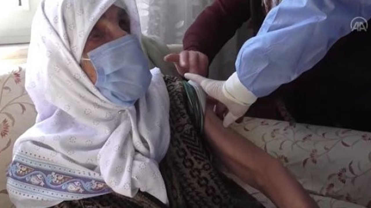 103 yaşında korona virüs aşısı oldu