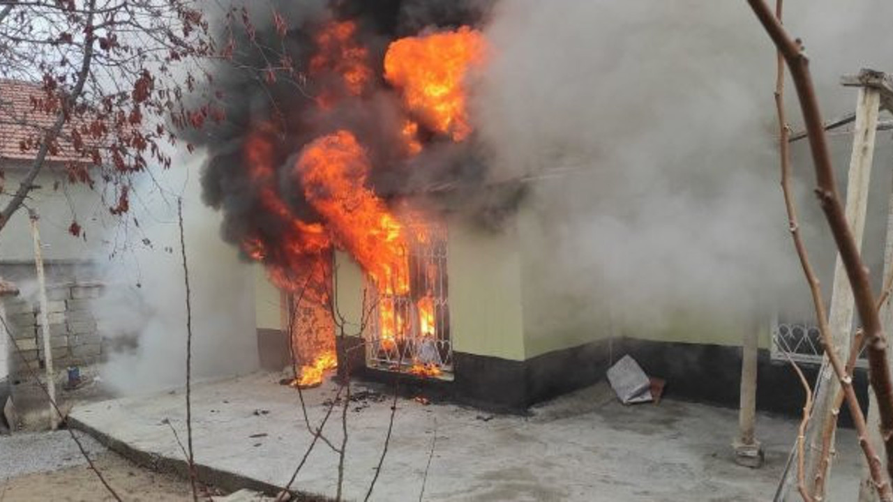 Konya'da tek katlı ev cayır cayır yandı