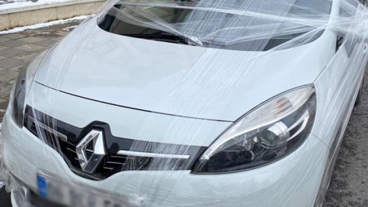 Yüksekovalı yapar da Ankaralı yapmaz mı. Arabaları streç filmle kapladılar