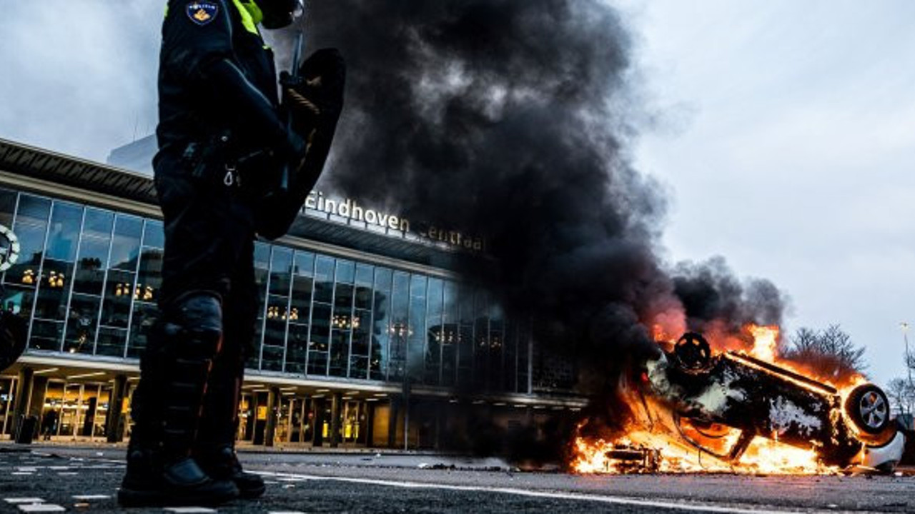 15 kentte acil durum ilan edildi. Korona test merkezini ateşe verdiler. Belediye başkanı iç savaş dedi