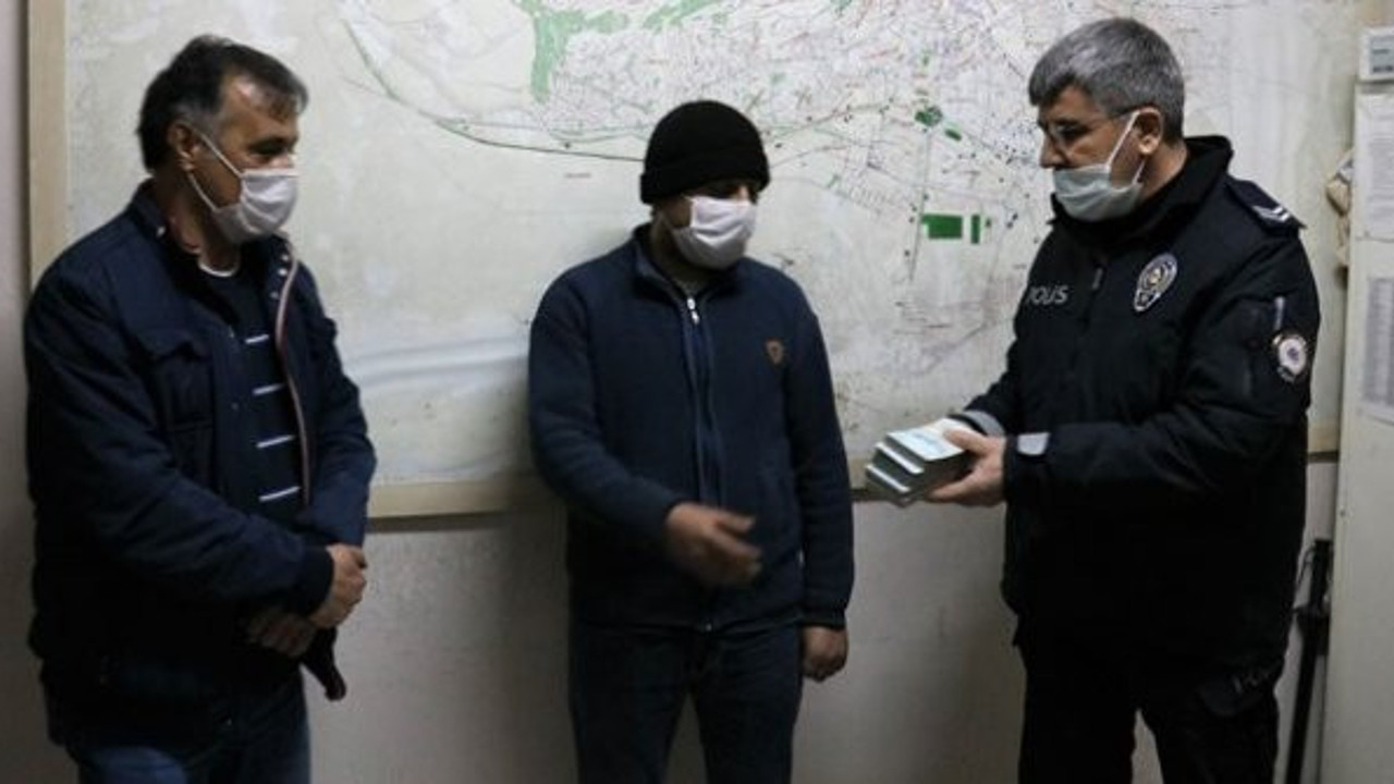 Temizlik işçisi yolda bulduğu 50 bin lirayı sahibine teslim etti. Hiç beklemediği bir ödül aldı