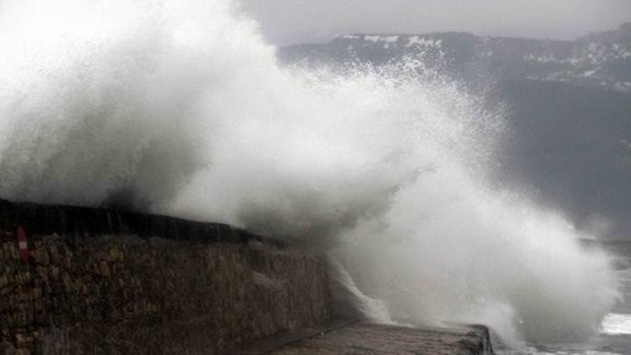 225 ve 247,5'ten batı kerteden fırtına esecek. Meteorolojiden büyük fırtına uyarısı. Çatılar uçacak soba zehirlenmelerine dikkat