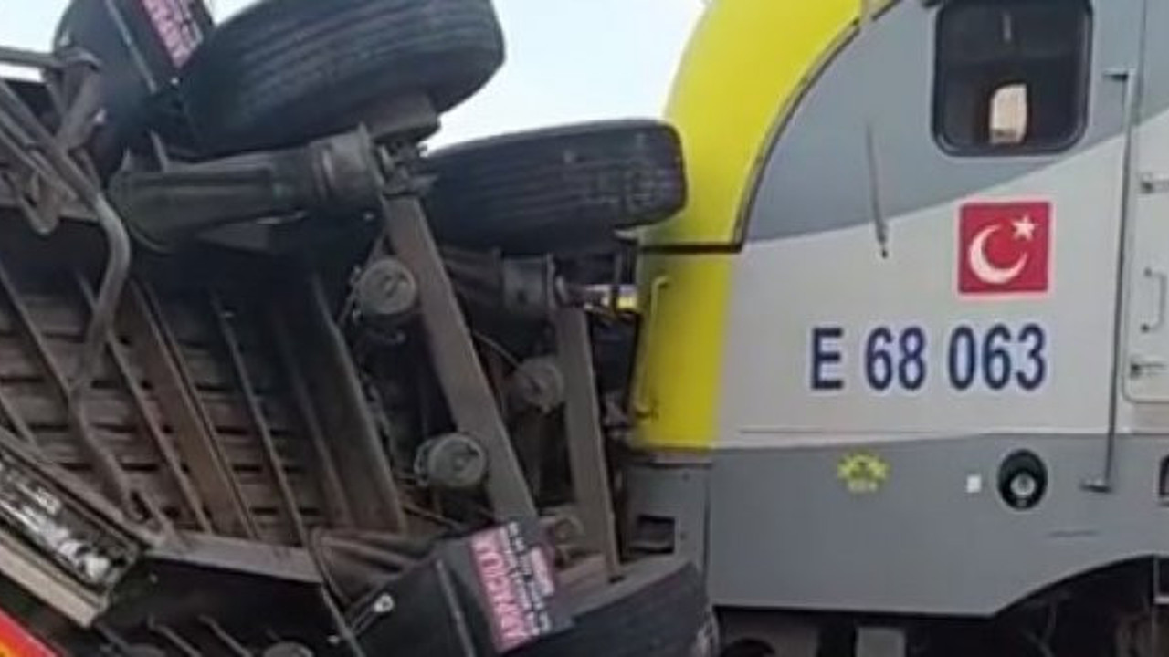 Yük treni TIR'ı biçti. Yürekler ağza geldi