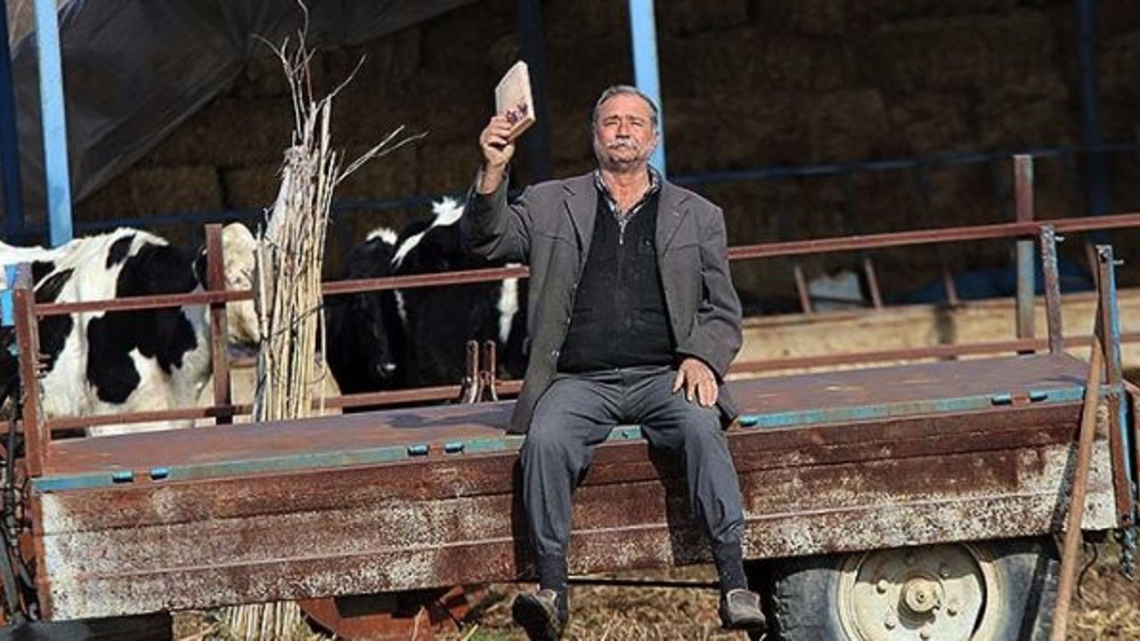 67 yaşındaki Ali dede elindeki kitapla gençlere ilham oluyor