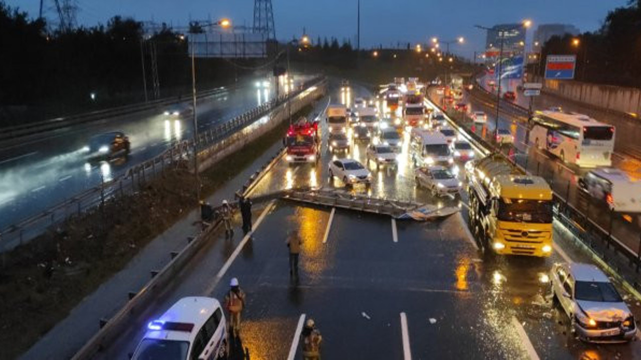 İstanbul'da yön tabelası caddeye devrildi