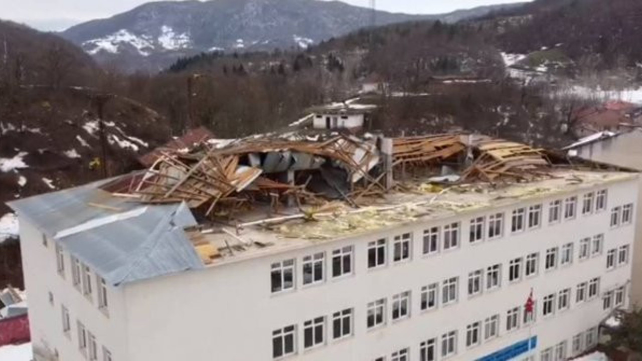 Bartın'da rüzgar okulun çatısını yıktı geçti