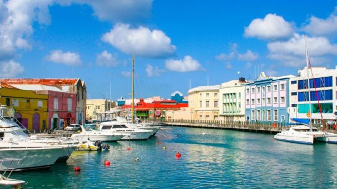 Herkes bu cennet gibi ülkeye gitmek istiyor. Barbados evden çalışana bir yıllık vize veriyor!