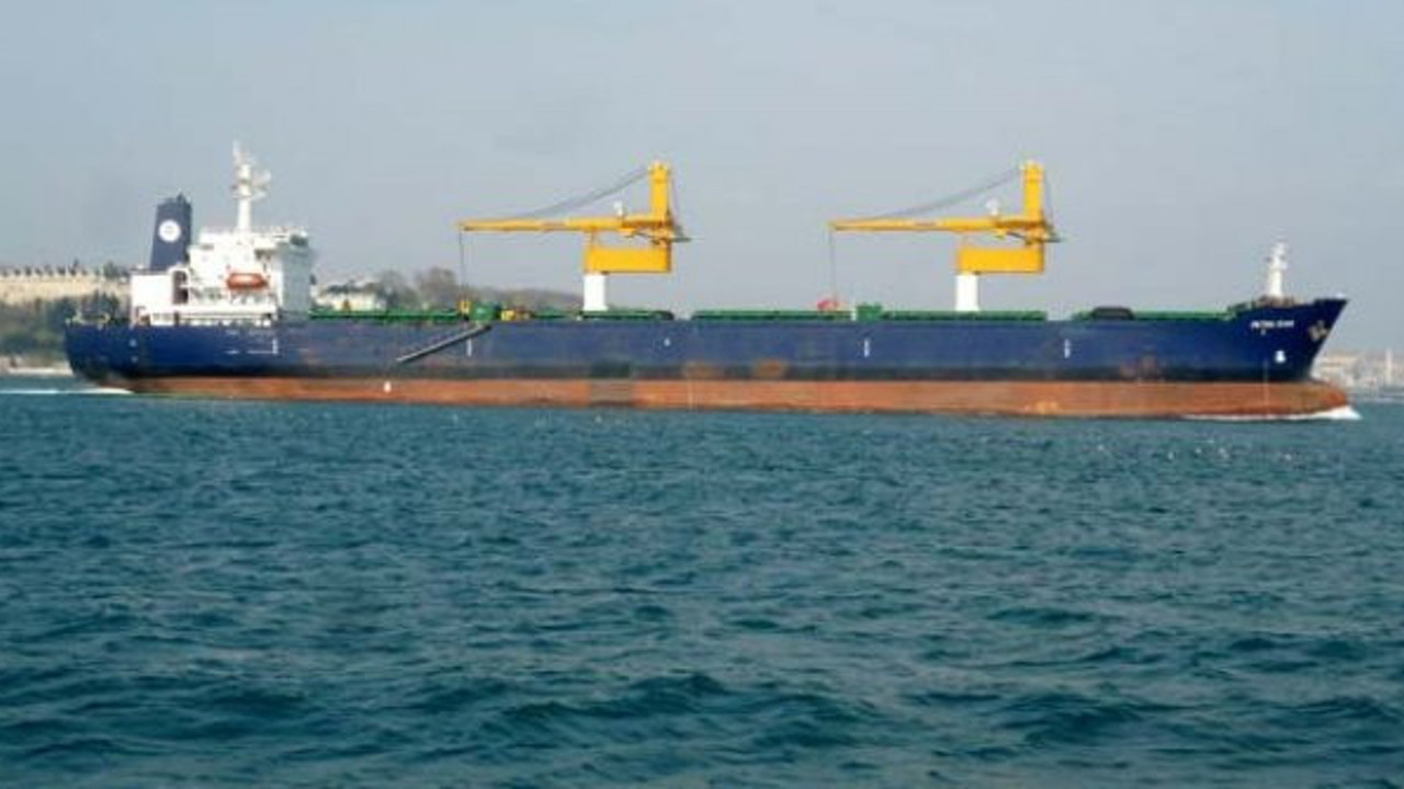 Dev gemi Beykoz'da karaya oturdu. Kıyıdaki herkes hayretle seyretti