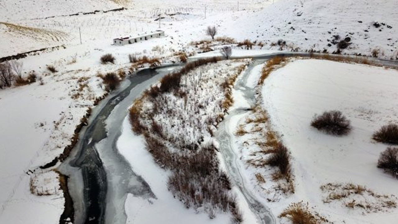 Deliçay buz tuttu. Fotoğrafçılar bölgeye akın etti