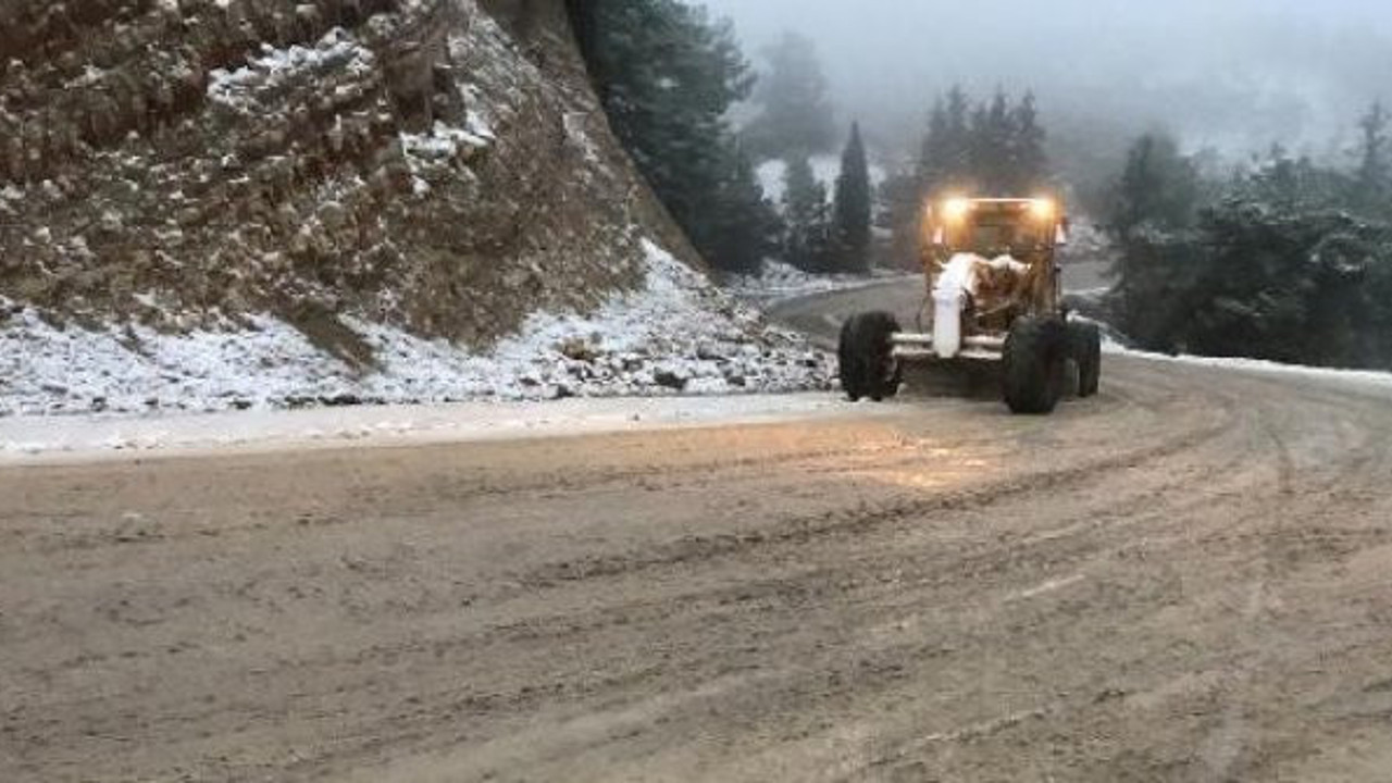Kuşadası'nda köy yolları kardan temizlendi