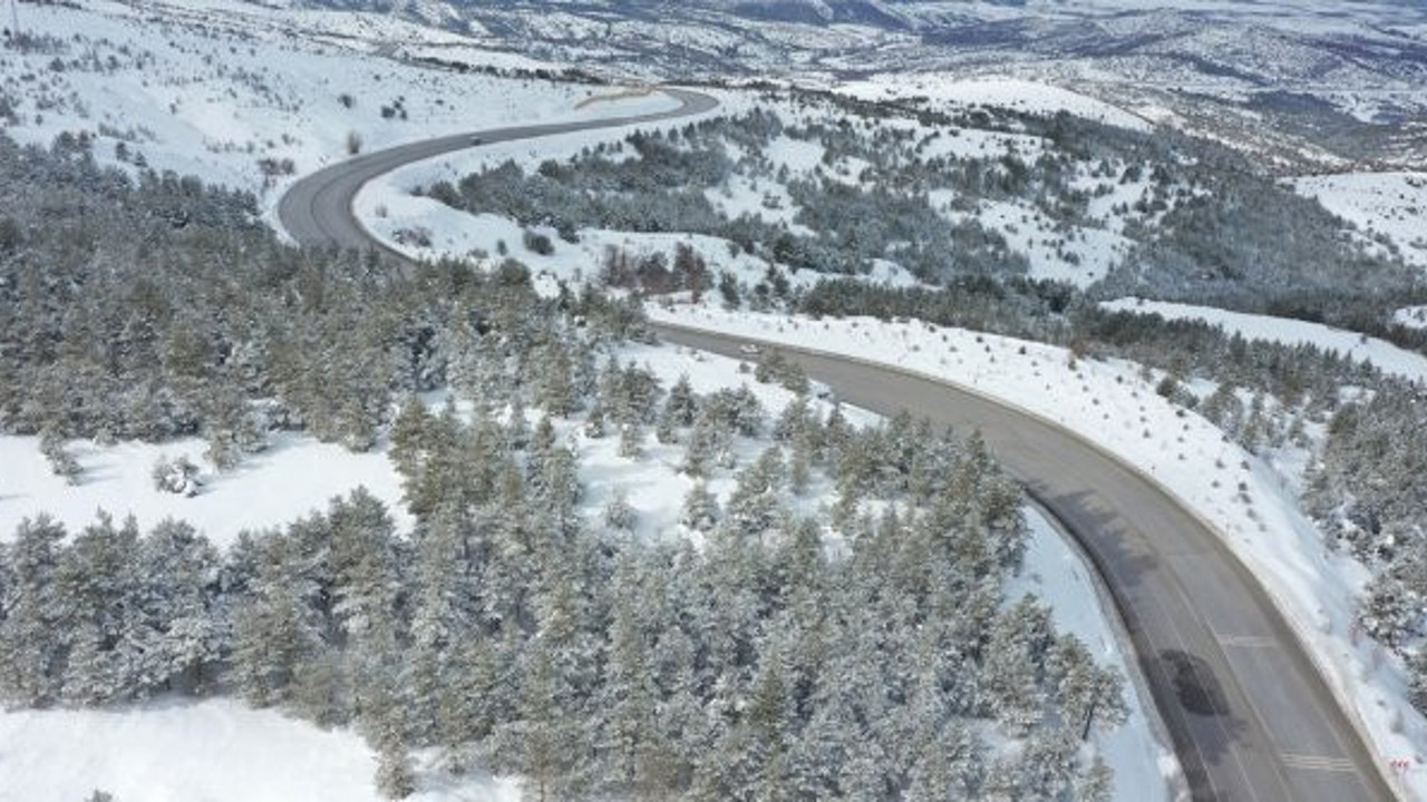 Sivas'ta kar, yolları ulaşıma kapattı