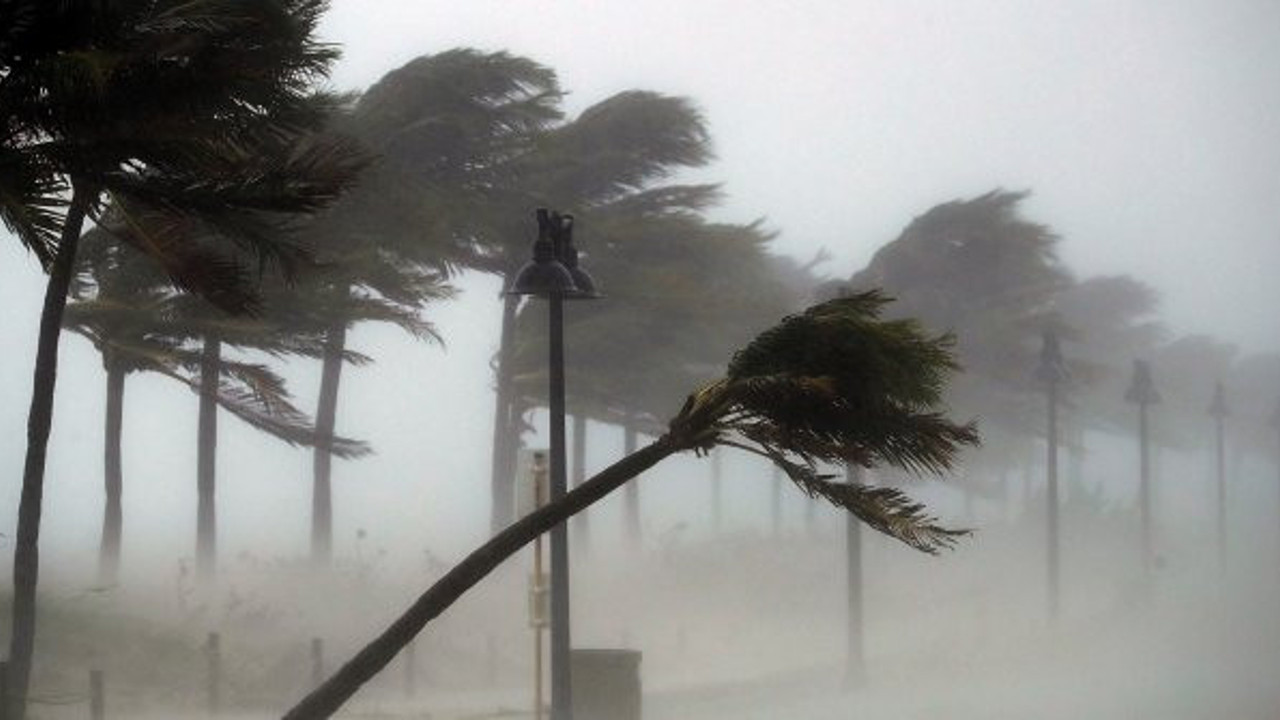 Meteoroloji Radyosu bas bas bağırıyor. Büyük fırtına sınırlara dayandı. Yükseklerde büyük tehlike var