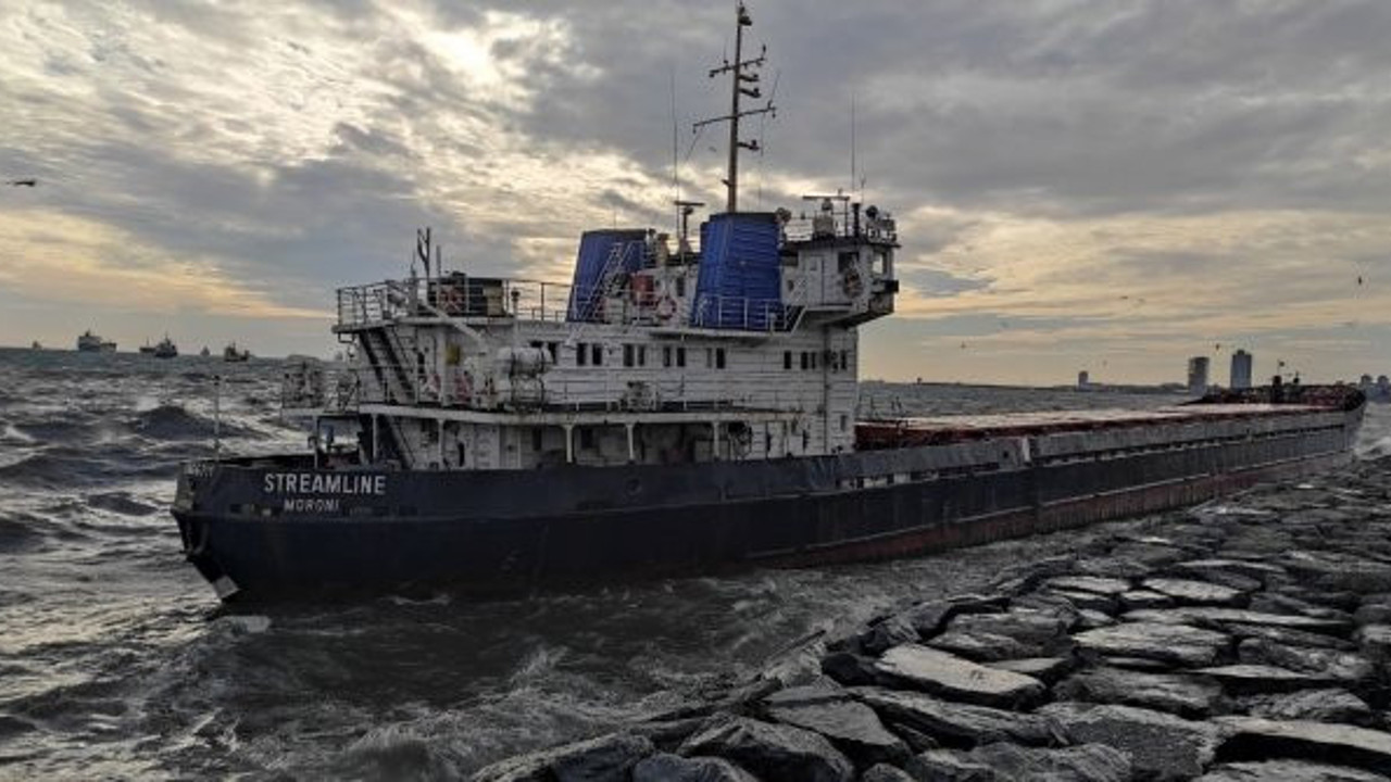 İstanbul’da yürekler ağza geldi. Şiddetli fırtına gemiyi sahile savurdu