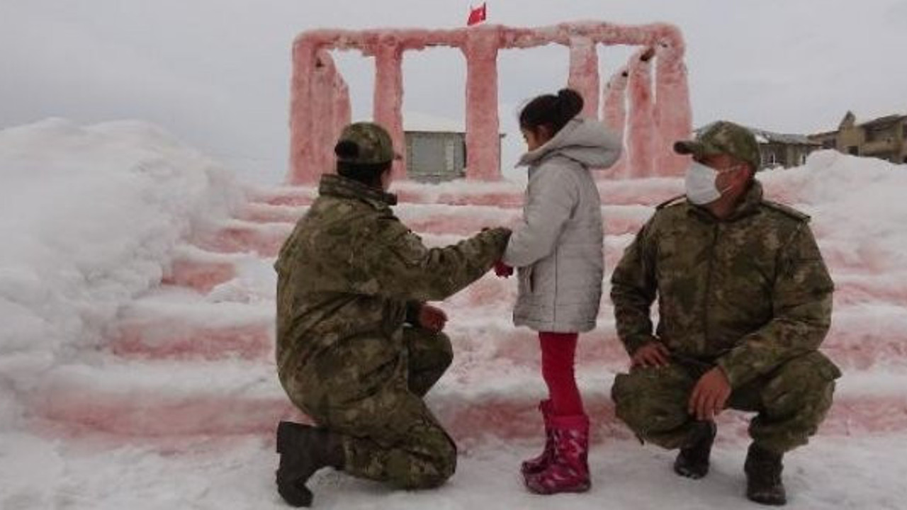 Bir Binbaşı iki Yüzbaşı evine giderek müjdeyi verdi. Babası ona kardan Anıtkabir yapmıştı
