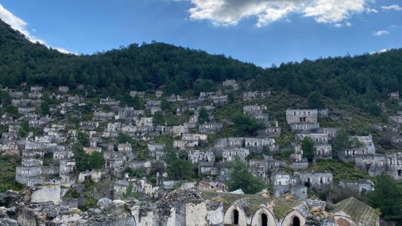 Muğla'daki hayalet köyün gizemli evleri ürpertiyor. 98 yıldır kimse kalmıyor.