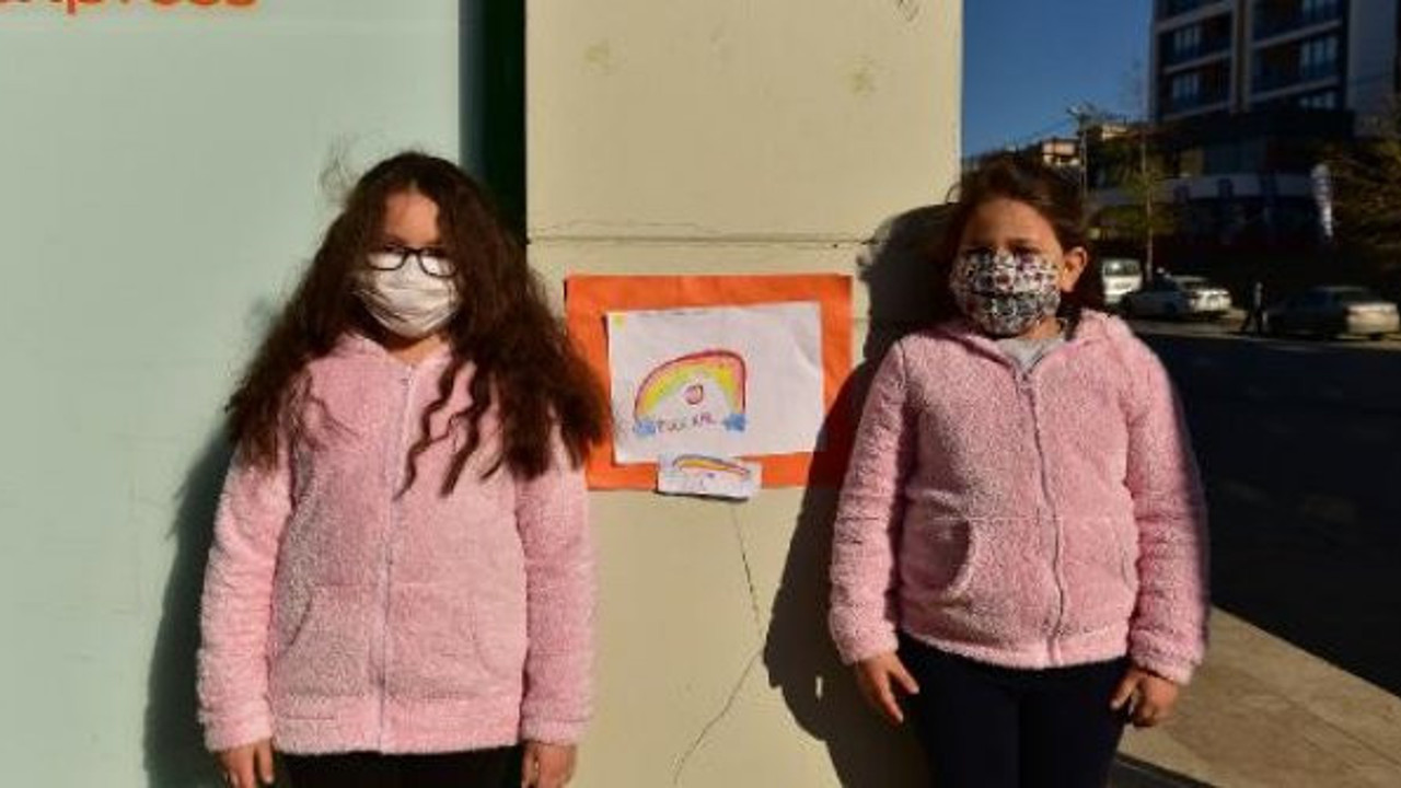 Okulları açılsın diye minikler kolları sıvadı. Gözde ve Ayşe kardeşlerden başkana mesaj