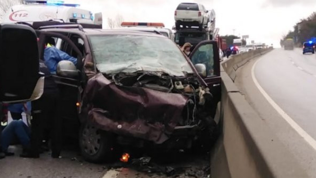 İnşaat işçilerini taşıyan araç önce TIR’a sonra da bariyerlere çarptı