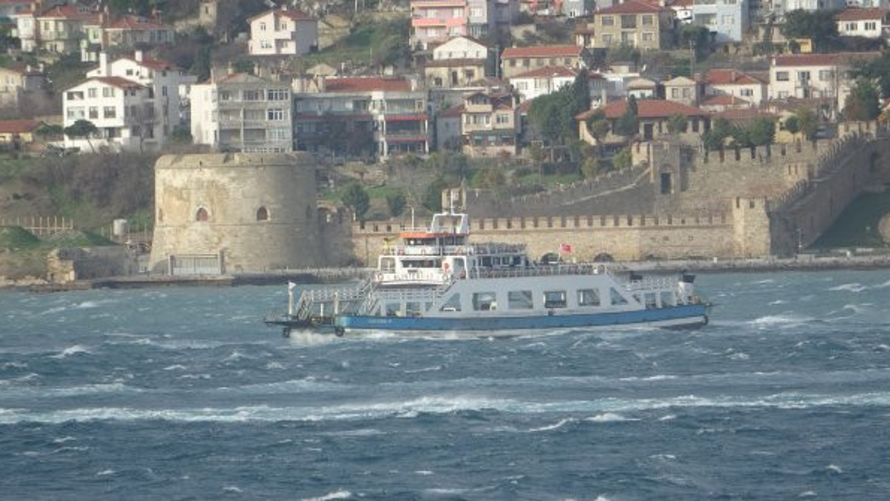 Gökçeada ve Bozcaada’ya feribot seferlerine fırtına engeli