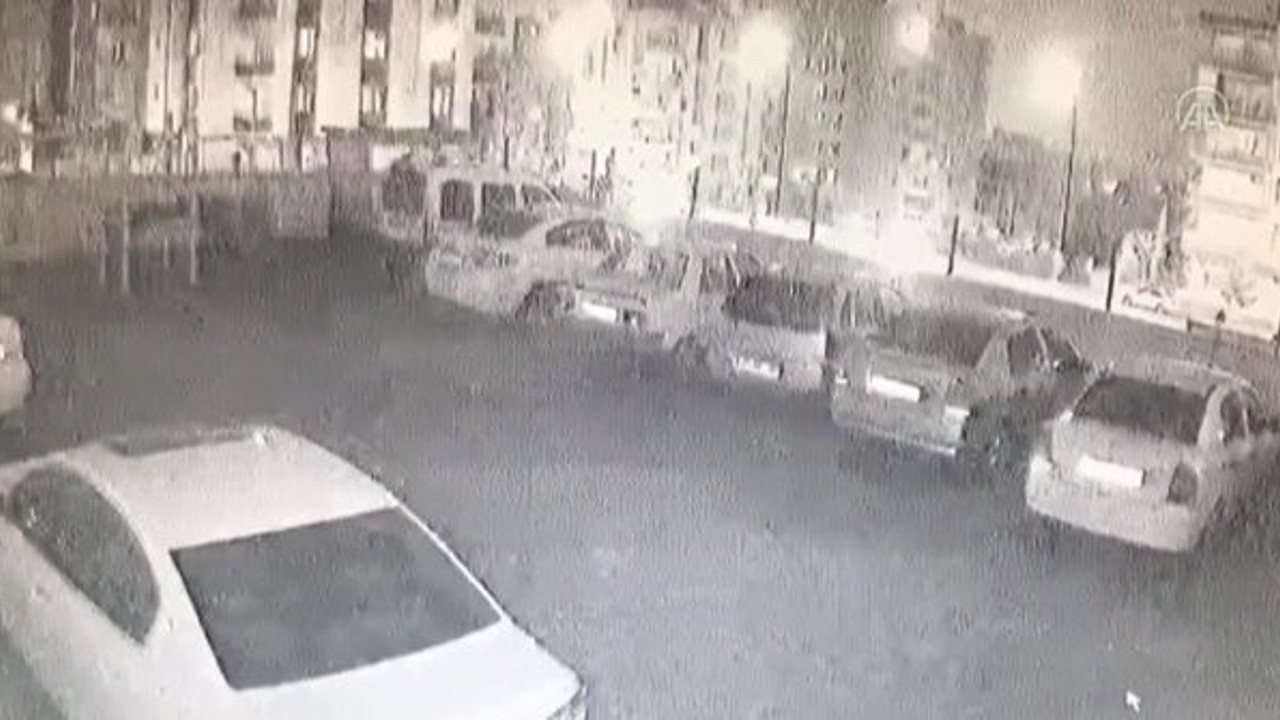 Gelen sesle irkilip dışarı çıktılar. Arabalarını çukurda buldular