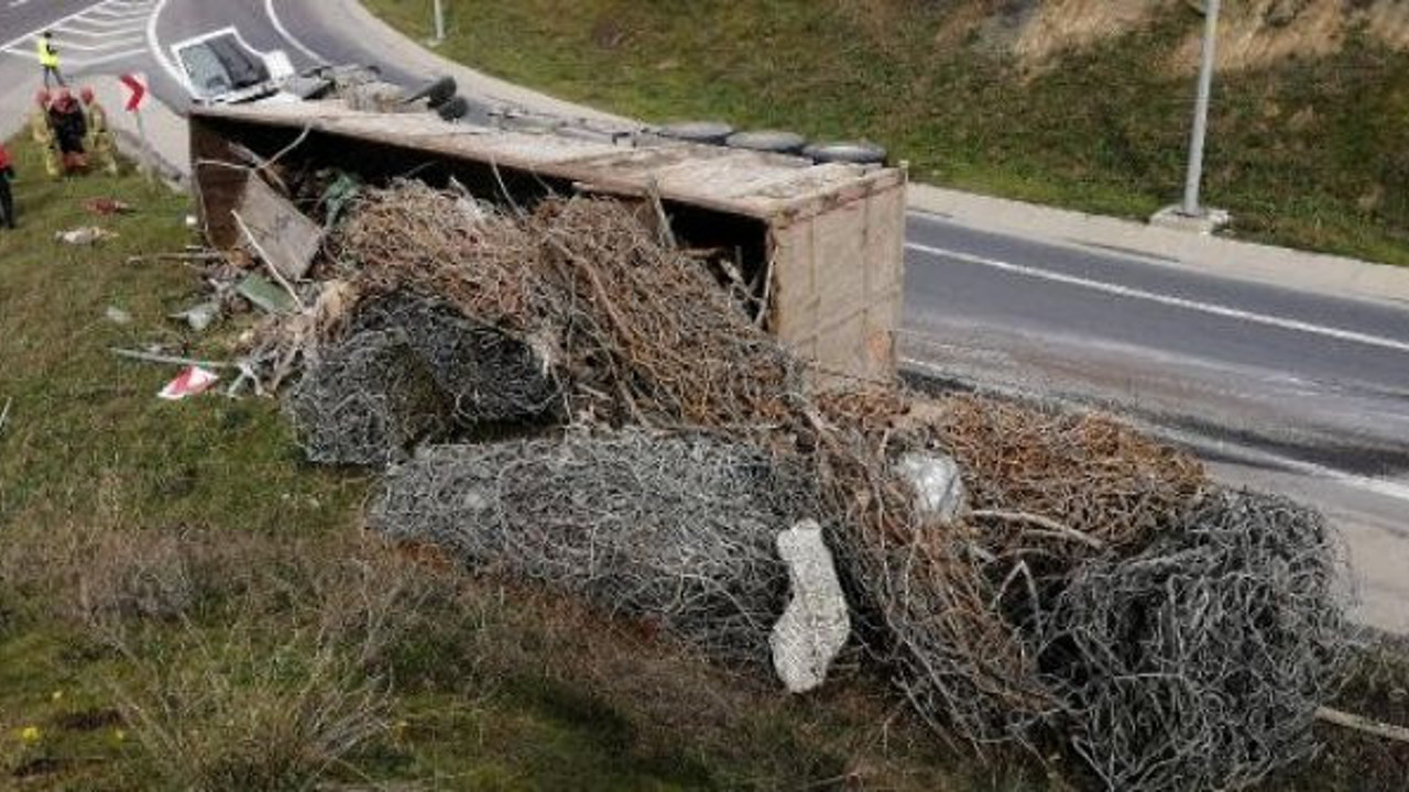 Viraja hızlı girince olanlar oldu. Kuzey Marmara Otoyolu demirlerle kaplandı