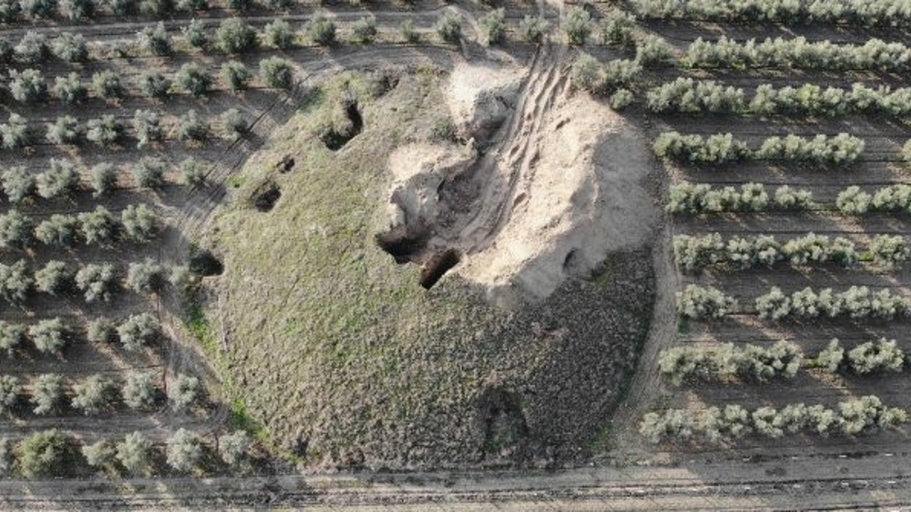 Manisa’da 2 bin 700 yıllık antik mezar iş makinesiyle kazıldı. İçinde ne buldular. Defineciler talan etti