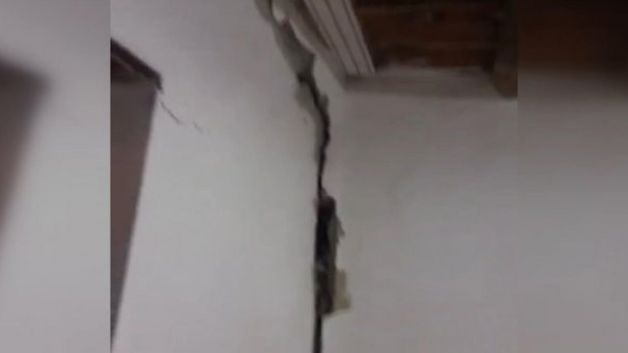 Kayseri'de deprem evler çatladı. Uykuda yakalandılar. Vatandaş sokağa döküldü