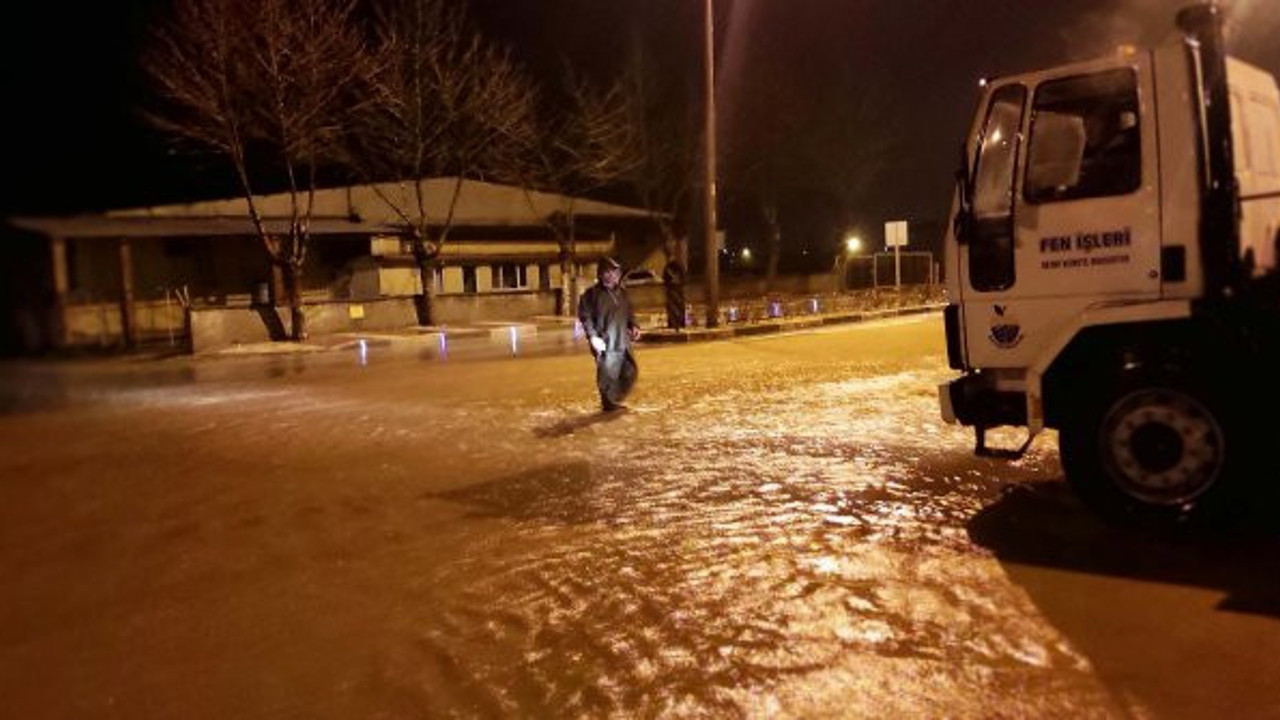 Çanakkale'de cadde göle döndü
