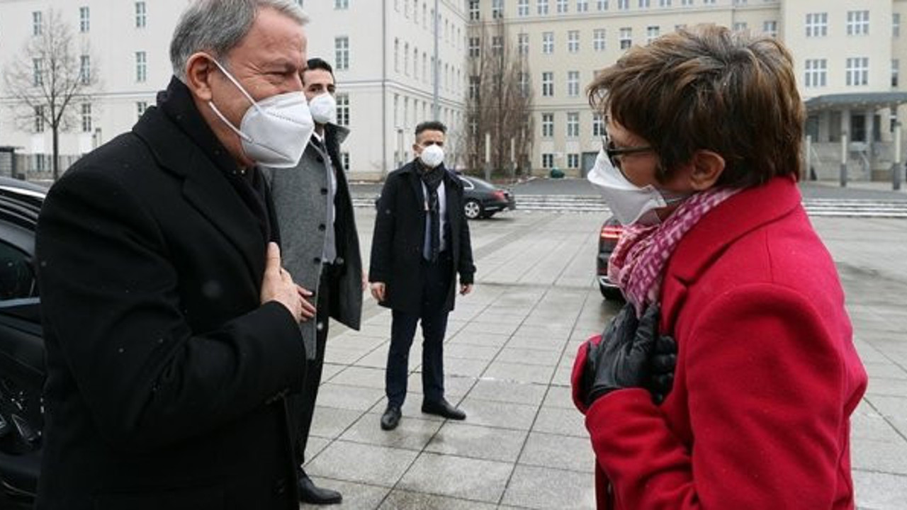 Milli Savunma Bakanı Hulusi Akar Alman mevkidaşı Karrenbauer ile görüştü