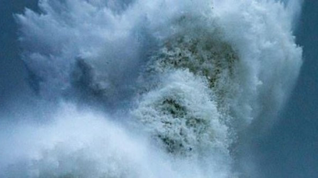 Denizde dev dalgaların arasında bir anda belirdi