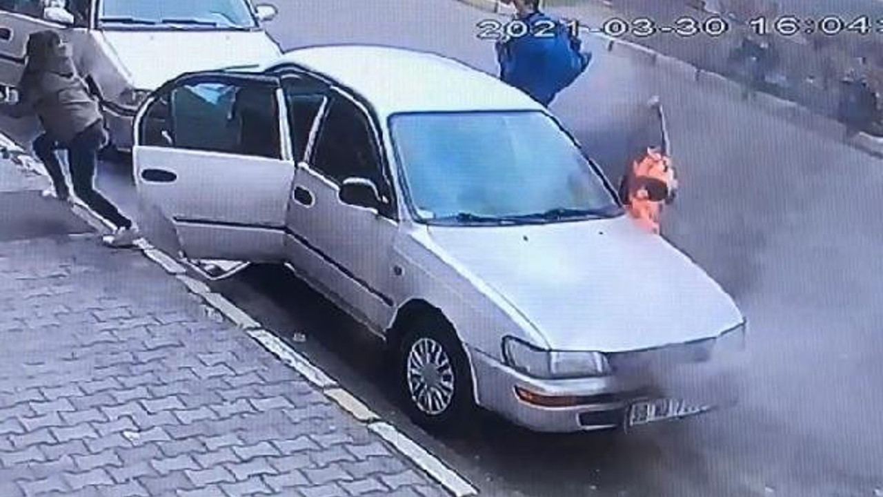 Alevler içinde kalan arabadan son anda kurtuldular