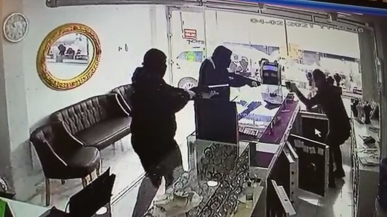 52 saniyede kuyumcu soygunu. Korku dolu anlar. Altın dolu çantayı böyle verdi