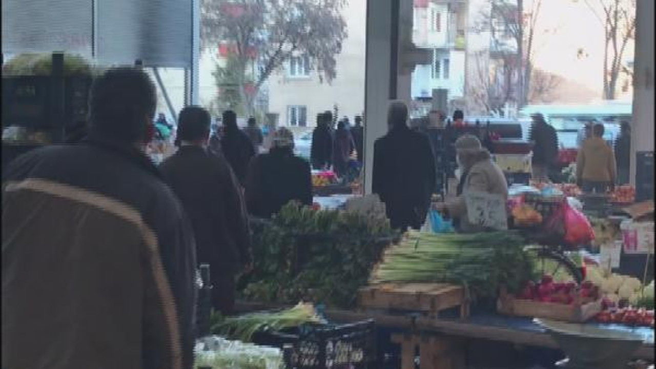 Semt pazarında silahlar patladı