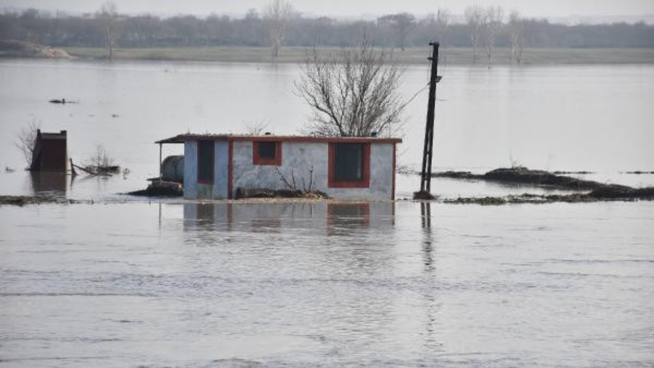 Ergene Nehri'nde alarm seviyesi kırmızıya döndü. Taşan nehir panayır alanını yuttu