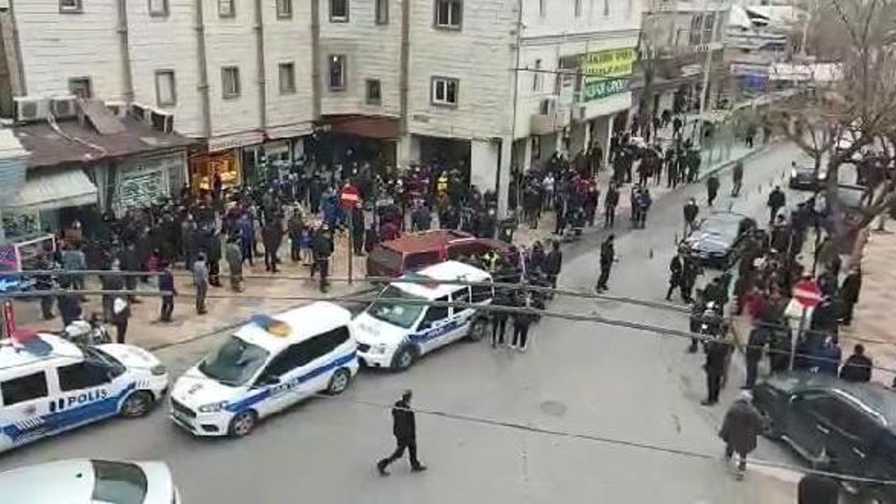 Kaçak cep telefonu operasyonunda pasaja baskın