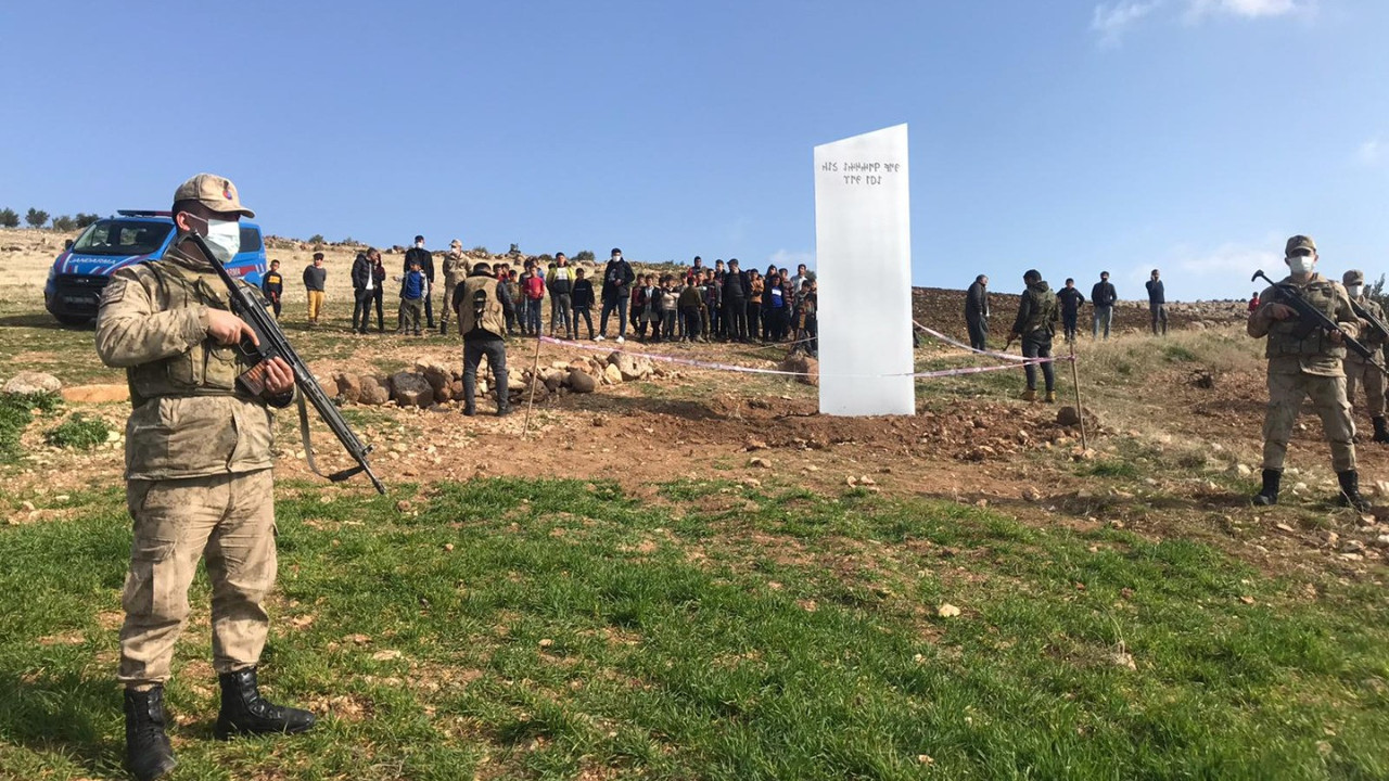 Göbeklitepe çevresinde esrarengiz olay. Üzerinde Ay'ı görmek istiyorsan gökyüzüne bak yazıyor