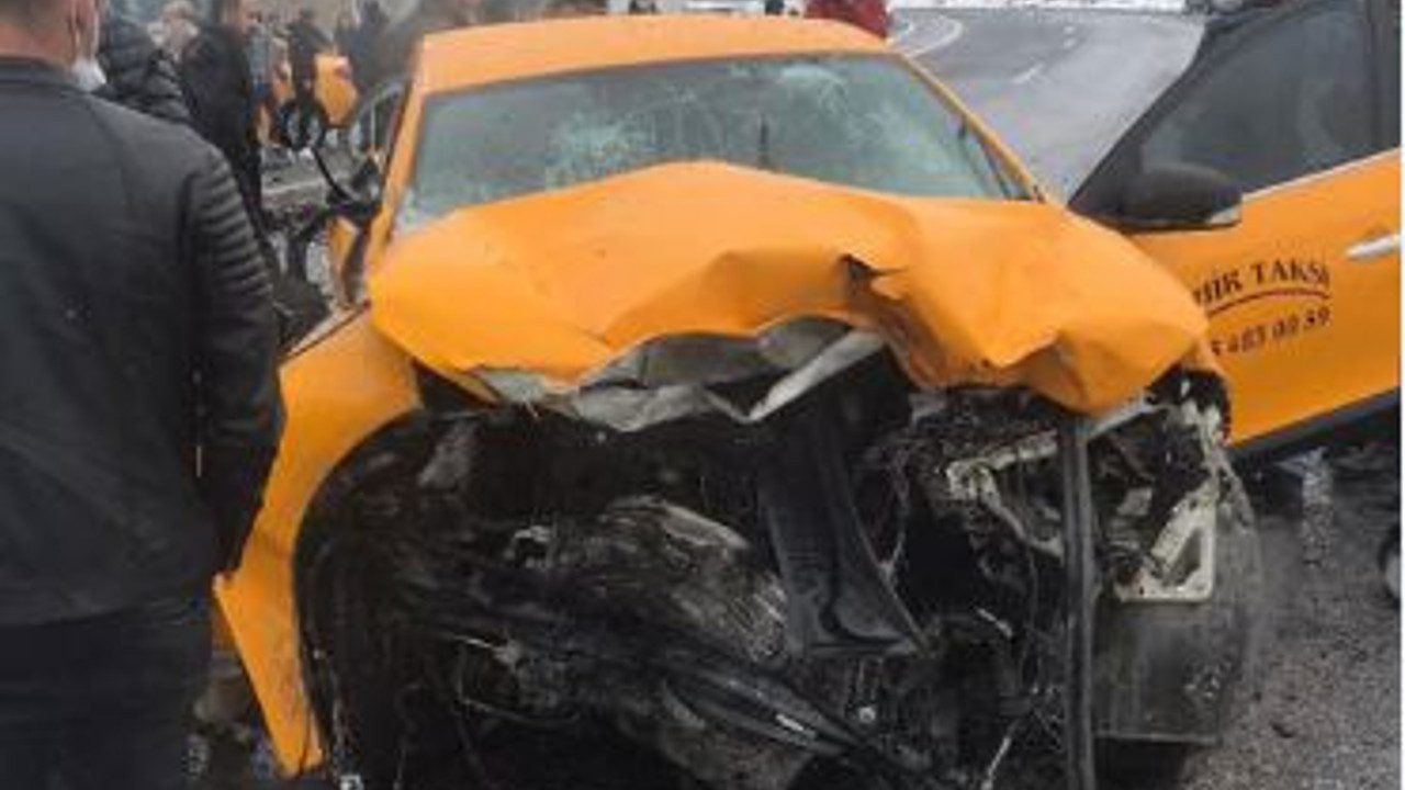 Van'da taksiyle ticari araç çarpıştı: 3 ölü