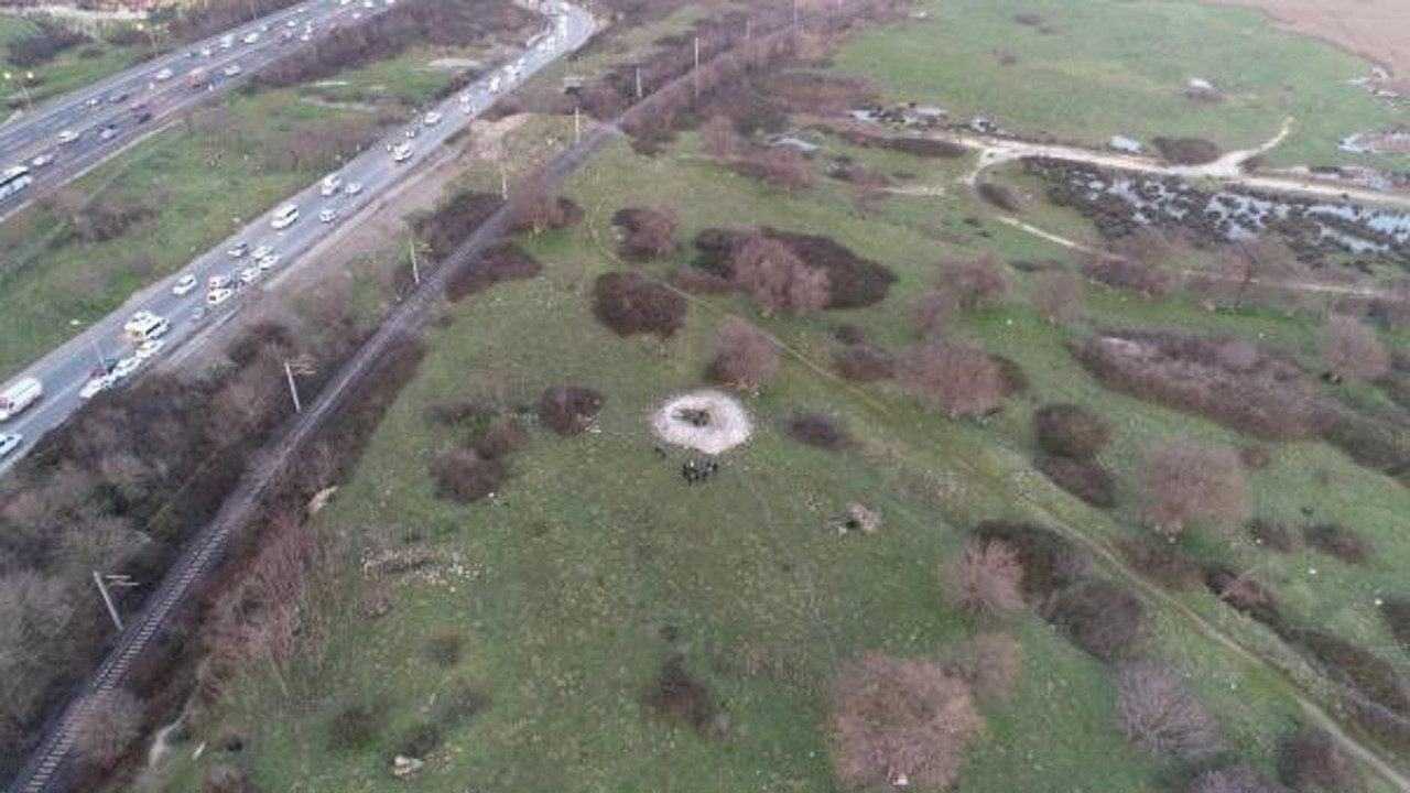Hazine avcıları o bölgeye akın etti. İşte TEM kenarında hazine aranılan çukur